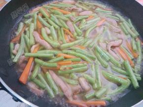 加入适量水煮两分钟