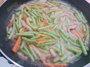 加入适量水煮两分钟