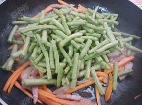 放入豇豆翻炒