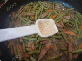 最后加入鸡精炒匀即可