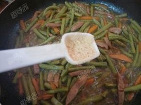 最后加入鸡精炒匀即可