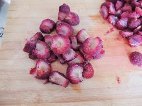 将杨梅改刀切一下