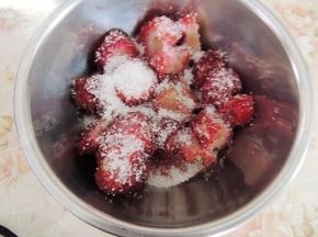 然后装入碗中，加入白糖腌制
