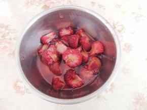 杨梅已经腌制出了很多水