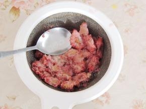 然后将杨梅果核用勺子挤压过滤