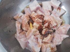 调入精盐，酱油，白糖，生姜