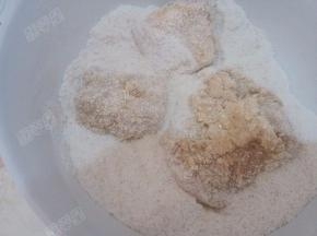 腌制好的排骨放入蒸肉粉中裹满蒸肉米粉