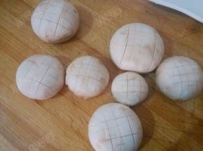 在口蘑表面用刀划开口子