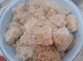 将口蘑码放碗底，在码放排骨