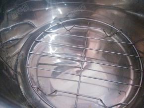 电压力锅内胆加入水，放入蒸格