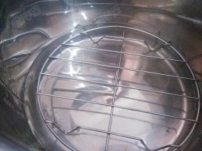 电压力锅内胆加入水，放入蒸格