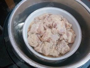 将粉蒸肉碗放在蒸格上面