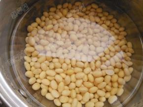 泡好的黄豆放入煮锅中