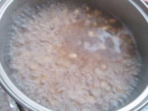 将黄豆煮至八成熟