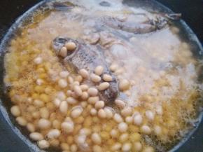 将黄豆倒入锅中大火煮开，小火焖煮