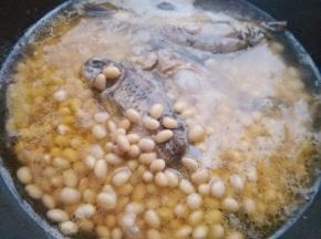 将黄豆倒入锅中大火煮开，小火焖煮
