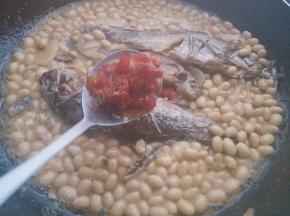 汤汁快干时，加入剁椒