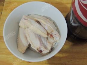 原材料：鸡翅，可乐