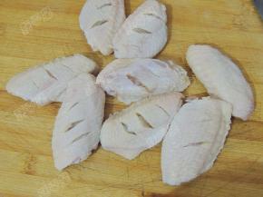 将鸡翅洗净，中间用刀划几刀