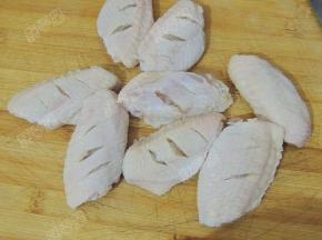 将鸡翅洗净，中间用刀划几刀