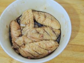 将鸡翅用葱姜料酒生抽腌制半小时