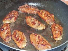 将鸡翅煎至两面金黄