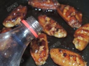 放入可乐，适量盐，糖