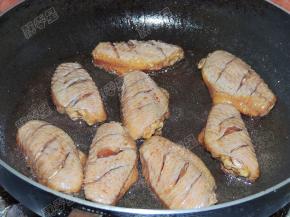 锅中放入油，将鸡翅入锅中煎一下