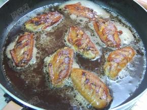 将鸡翅焖至熟软