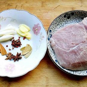 准备好食材，肉洗干净切成块