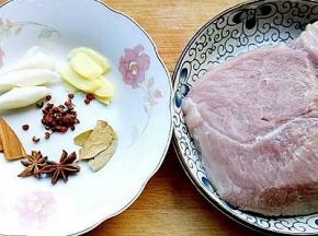 准备好食材，肉洗干净切成块