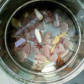 锅里放适量水，放入肉块，加入花椒、八角、桂皮、香叶、葱段、姜片、料酒，大火煮二十分钟