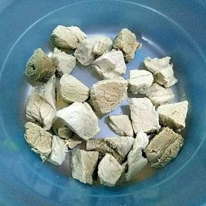 煮熟的肉捞出来沥干水份，晾凉