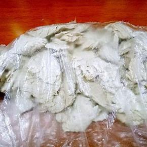 把晾凉的肉块装入保鲜袋中，用擀面杖擀碎