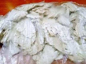 把晾凉的肉块装入保鲜袋中，用擀面杖擀碎