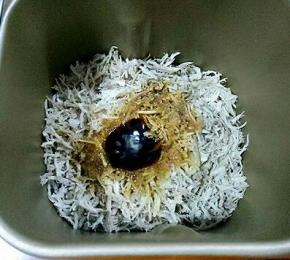 然后用手撕成细丝，（这个过程我看了4集电视剧）然后加入少许色拉油、生抽、盐、糖、蚝油，启动面包机肉松程序，默认45分钟，我用了2次