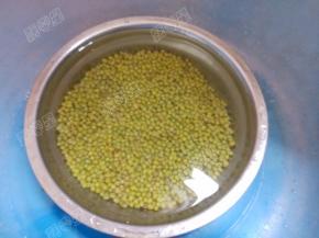 绿豆洗干净，挑去坏的豆子