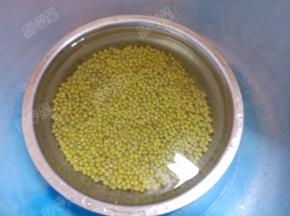 绿豆洗干净，挑去坏的豆子
