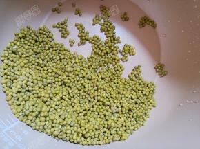 将绿豆放入电压力锅内胆