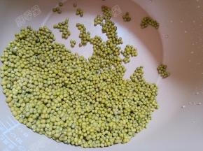 将绿豆放入电压力锅内胆