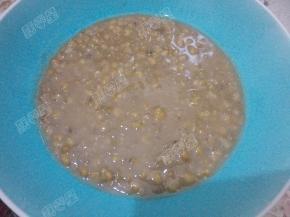 加入水，煮二十分钟