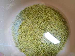 加入水，煮二十分钟