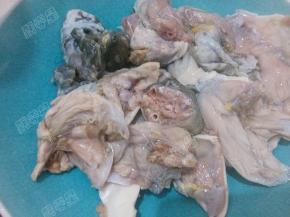 然后将甲鱼斩件并焯水