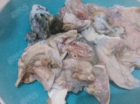 然后将甲鱼斩件并焯水