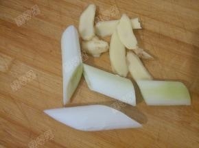 准备姜片葱段等