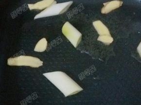 锅热油，放入葱姜炒香