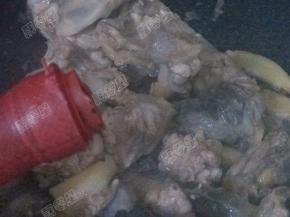 加入生抽老抽翻炒上色