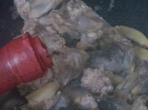 加入生抽老抽翻炒上色