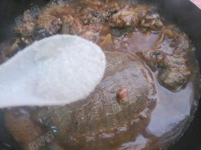 放入糖，小火炖煮半小时