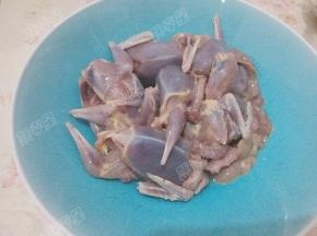 鹌鹑处理干净剥掉皮